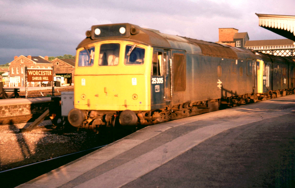 25305 & 25221 at Worcester