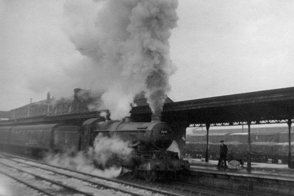 'Castle' No.7018 at Worcester
