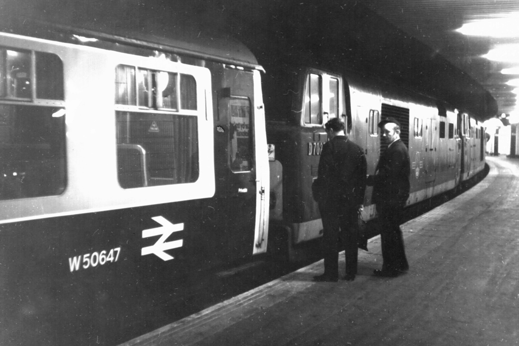 D7021 and D7025 at Birmingham New Street